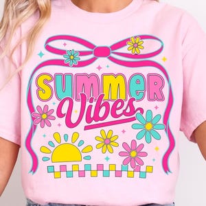 Vibraciones veraniegas coquetas PNG, Verano preppy PNG, Playa retro PNG, Camisa floral retro con vibraciones veraniegas PNG, Sublimación PNG, Lazo de verano moderno PNG