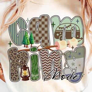Modo camping PNG, Archivo PNG de verano, Coqueta camping PNG para camiseta, Camper PNG, Cita de camping, Diseño de sublimación PNG, Chica acampante preppy