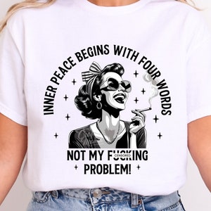 La paz interior comienza con cuatro palabras Png, No es mi maldito problema, Moda vintage retro Png, Ama de casa Png, Divertido Png, Sarcástico Png