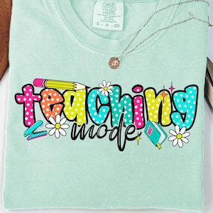Modo de enseñanza PNG, Profesora con coqueta floral PNG, Camiseta de profesora preppy PNG, Profesora retro linda PNG, Diseños de sublimación, Frase de profesora