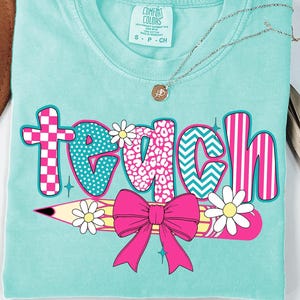 Professeur à carreaux rétro PNG, coquette florale professeur Png, professeur preppy chemise Png, professeur rétro Png pour chemise, sublimation, coquette noeud