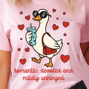 Puede incluir: Un juego de tres tazas de cerámica con un acabado mate moteado. Las tazas son en tonos azul, verde y blanco. Cada taza tiene una forma redondeada y un diseño simple y moderno.