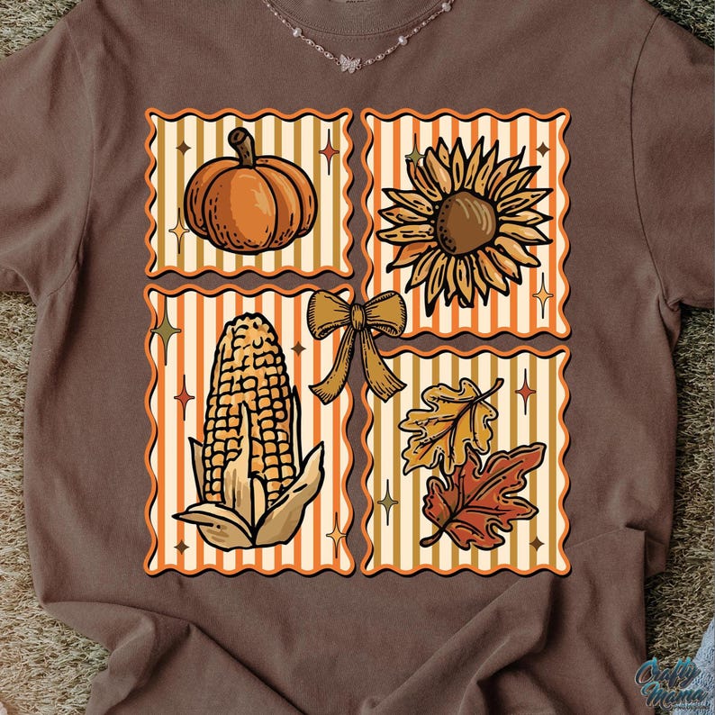 Puede incluir: Camiseta marr&oacute;n con un dise&ntilde;o tem&aacute;tico de oto&ntilde;o. El dise&ntilde;o incluye una calabaza, un girasol, una mazorca de ma&iacute;z, un lazo y hojas de oto&ntilde;o, cada uno dentro de un marco a rayas. Dise&ntilde;o vintage y r&uacute;stico.