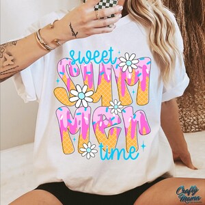 Pu&ograve; includere: Maglietta bianca con un design grafico delle parole "Sweet Summer Time" in un design di cono gelato rosa, blu e giallo con codette e fiori.