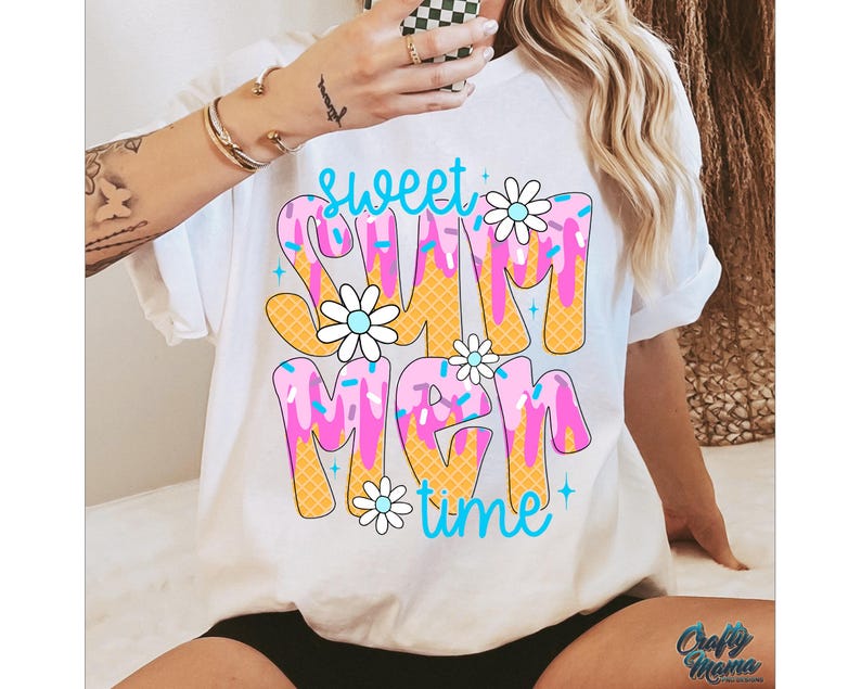 Pu&ograve; includere: Maglietta bianca con un design grafico delle parole "Sweet Summer Time" in un design di cono gelato rosa, blu e giallo con codette e fiori.