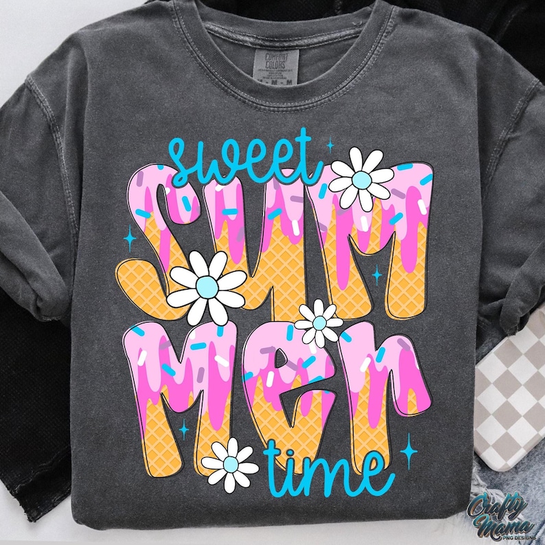 Pu&ograve; includere: Una maglietta grigia con una grafica rosa, blu e gialla che dice "Sweet Summer Time" con un design a cono gelato e codette.