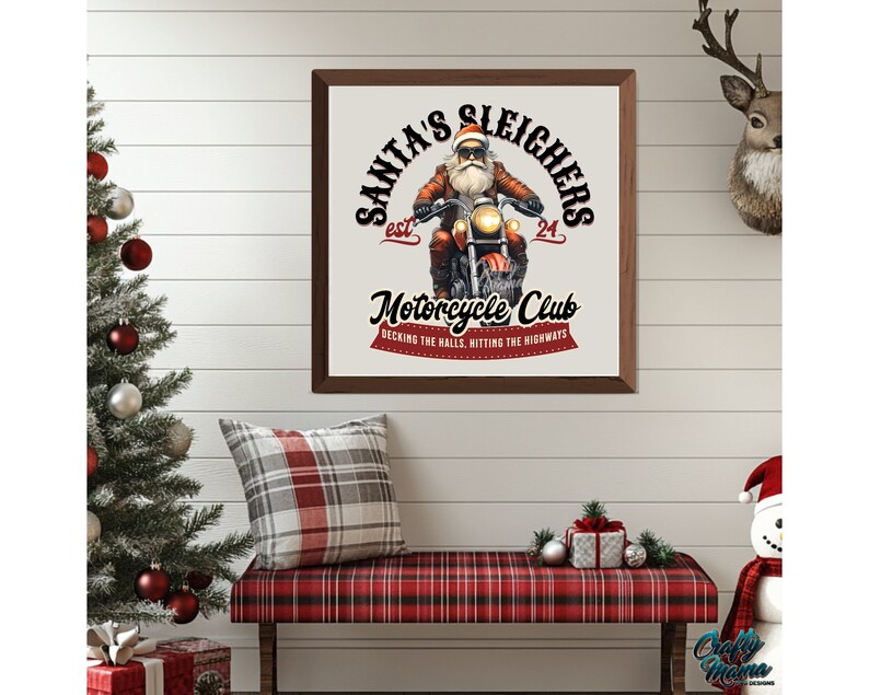 Puede incluir: Una impresi&oacute;n cuadrada en un marco marr&oacute;n con fondo blanco. La impresi&oacute;n presenta una imagen de dibujos animados de Pap&aacute; Noel conduciendo una motocicleta con el texto "Santa's Sleighers est. 24 Motorcycle Club Decking the halls, hitting the highways".