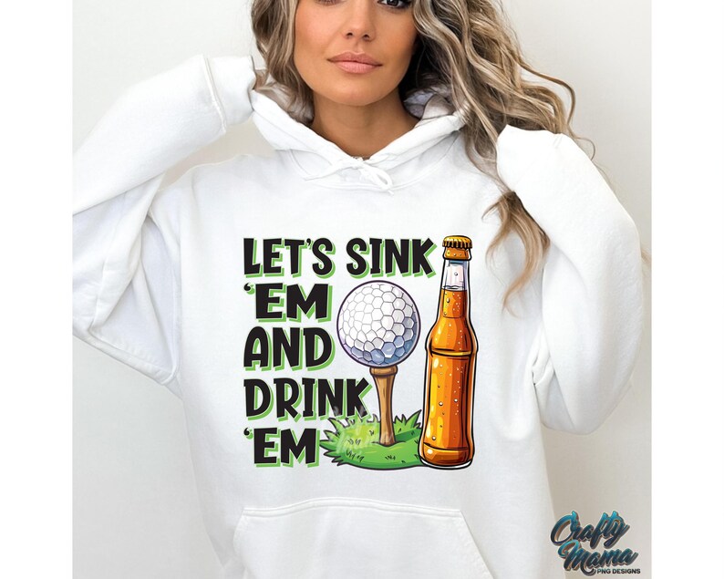 Pode incluir: Moletom branco com a frase "LET'S SINK 'EM AND DRINK 'EM" em verde e preto. O design inclui uma bola de golfe em um tee, uma garrafa de cerveja e grama verde. O logotipo "Crafty Mama" est&aacute; no canto inferior direito.