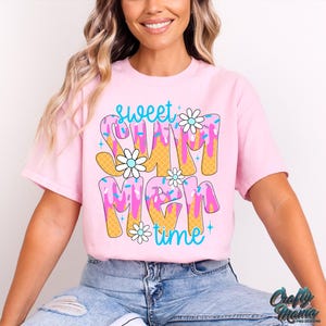 Pu&ograve; includere: Maglietta rosa con un design grafico di coni gelato e il testo "Sweet Summer Time".