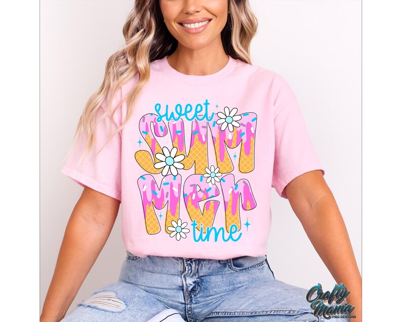 Pu&ograve; includere: Maglietta rosa con un design grafico di coni gelato e il testo "Sweet Summer Time".