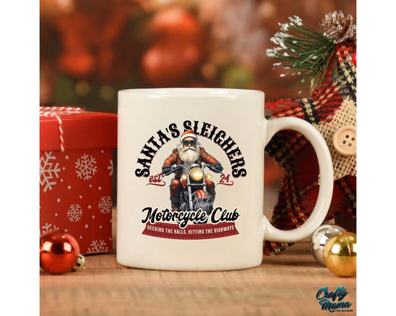 Puede incluir: Taza de cer&aacute;mica blanca con un gr&aacute;fico de Pap&aacute; Noel conduciendo una motocicleta. El texto en la taza dice "Santa's Sleighers est. 24 Motorcycle Club Decking the halls, hitting the highways".