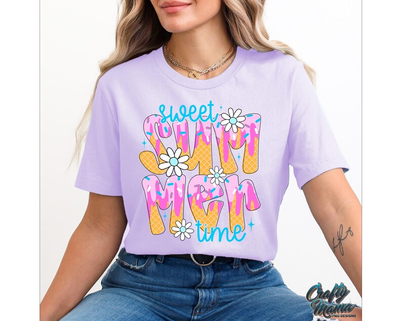 Pu&ograve; includere: Una maglietta viola con il testo "Sweet Summer Time" in un design colorato di cono gelato che cola.