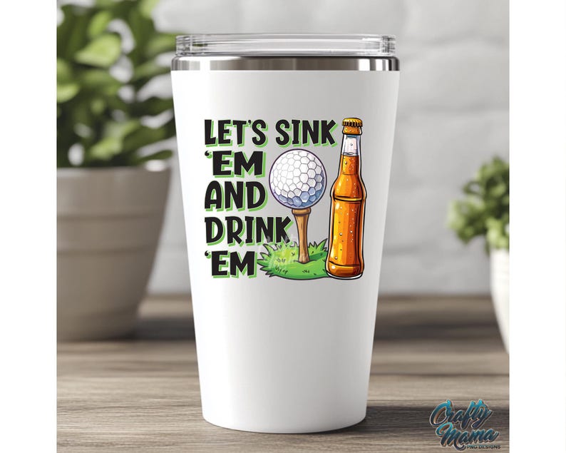 Pode incluir: Caneca t&eacute;rmica branca com um design tem&aacute;tico de golfe. O design apresenta uma bola de golfe num tee, uma garrafa de cerveja e o texto "Let's Sink 'Em and Drink 'Em". A caneca tem uma tampa prateada.