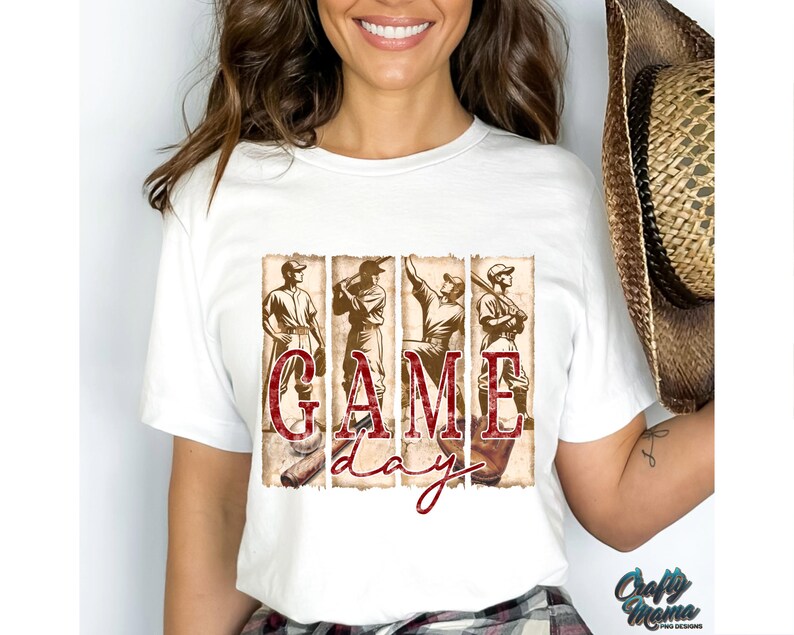 K&ouml;nnte beinhalten: Wei&szlig;es T-Shirt mit Baseball-Motiv. Das Design zeigt vier Illustrationen von Baseballspielern im Vintage-Stil und die Worte "GAME DAY" in einer verblassten, roten Schriftart. Das T-Shirt wird von einer Person getragen.
