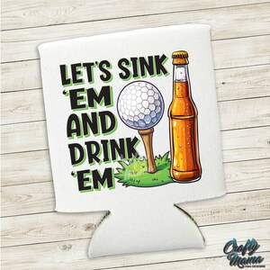 Pode incluir: Cooler de lata de golfe branco com o texto "LET'S SINK 'EM AND DRINK 'EM" em preto e verde. O design inclui uma bola de golfe num tee e uma garrafa de cerveja. O logotipo Crafty Mama est&aacute; no canto inferior direito.