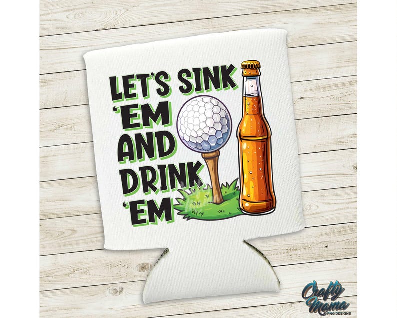 Pode incluir: Cooler de lata de golfe branco com o texto "LET'S SINK 'EM AND DRINK 'EM" em preto e verde. O design inclui uma bola de golfe num tee e uma garrafa de cerveja. O logotipo Crafty Mama est&aacute; no canto inferior direito.
