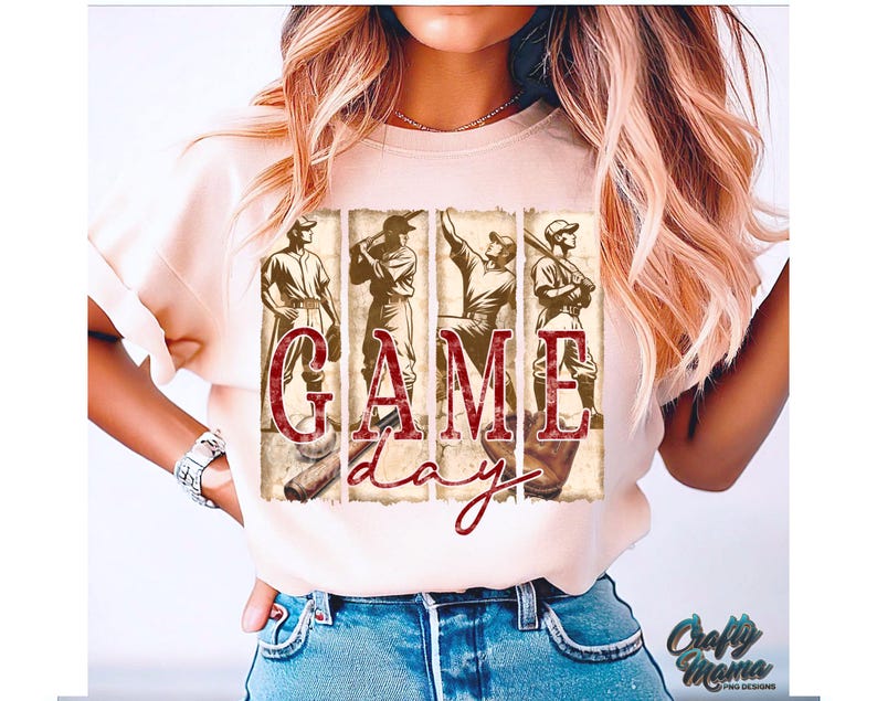 K&ouml;nnte beinhalten: Cremefarbenes T-Shirt mit Baseball-Motiv. Das Design umfasst Illustrationen von Baseballspielern im Vintage-Stil und die Worte "GAME day" in einer Used-Schrift. Das Shirt hat kurze &Auml;rmel und einen Rundhalsausschnitt.