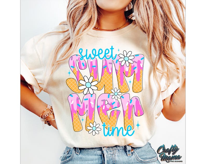 Pu&ograve; includere: Una maglietta bianca con un design grafico che dice "Sweet Summer Time" in un font di gelato colorato e gocciolante con codette e fiori.