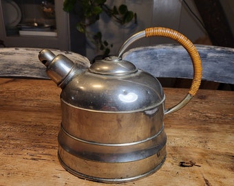 Vintage fluitketel, waterkoker, theepot. Diameter 18 cm, hoogte  20 cm.