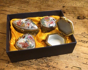 Vintage porseleinen pillendoosjes, 4 verschillende Chinese decoratie.