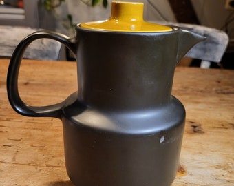 Cafetera vintage Melita, Alemania. Cafetera de cerámica de los años 70. Marrón oscuro con tapa de color amarillo mostaza. Alto 17 cm.