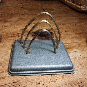 Portacartas vintage, metal martillado verde con soportes de latón, años 60. Tamaño 16 x 12 cm.