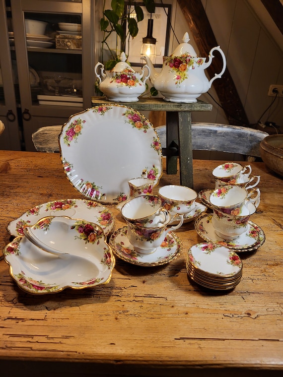 Vajilla de porcelana vintage Royal Albert rosas campestres antiguas. En estado nuevo con hermosas lineas doradas. Etsy Espana