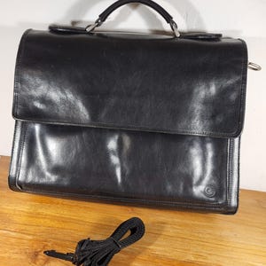 Mallette vintage, sac pour ordinateur portable, cuir noir. années 1980. En très bon état. Sujets divers.
