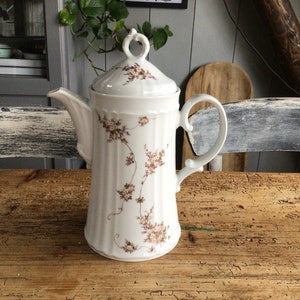 Vintage tekanna, Eschenbach, porslinstekanna, 1970-tal. Dekorerad med små blommor. Höjd 26 cm.