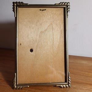 Versilberter Vintage-Fotorahmen, 21,5 x 16,5 cm. Schöner Rand mit Blumen.