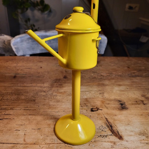 Vintage, antique lamp or oil lamp in perfect condition. Neerlandia 1910. Yellow. 28 cm high. Enameled metal. With lid on chain.