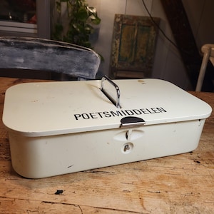 Vintage, shoe polish drum, shoe polish tub, tin, enamelled metal, cream, 1950s. Brabantia Metal. In beautiful vintage condition.