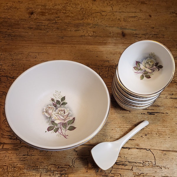 Vintage Gouda pottery peanut set, diameter 17 cm, porcelain. Beautiful vintage set of large with 6 small bowls and matching spoon.