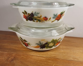 Vintage Pyrex oven dish. 1970s. Large dish with glass lid. Diameter 22 or 19.5 cm.