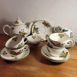 Vintage Booths teservis, 1970-tal. Tekanna och 9 koppar. Dekorerad med blommor. Tillverkad i England, Florette. Silikonporslin, Ceylon-elfenben.