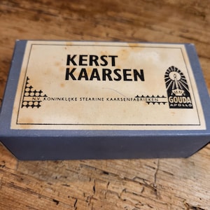 Vintage kartonnen doosje kertkaarsen Gouda, jaren 50, inclusief prijssticker V&D.