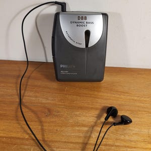 Vintage Philips walkman, collectors item. In excellent working condition. Philips cassette player AQ6481. Including headphones.