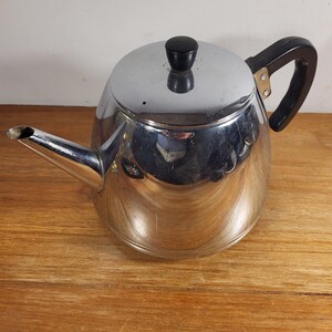 Puede incluir: Un juego de tres tazas de cerámica con un acabado mate moteado. Las tazas son de color crema, gris claro y gris oscuro. Cada taza tiene un diseño simple y minimalista.