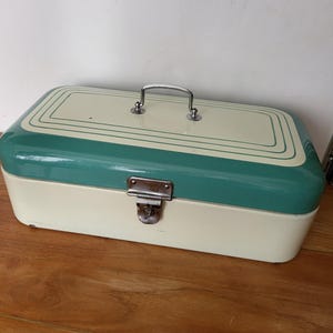 Vintage, bread bin, bread box, bread tray, decorative, enamelled metal, cream with green stripe, 1960s. In beautiful vintage condition.