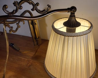 Lampada da parete vintage, anni '70, in ottone con paralume. Da appendere. Colore marrone beige.