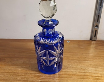 Decantador antiguo de cristal. Principios del siglo XIX. Decantador de perfume o licor. Cristal tallado azul y blanco.