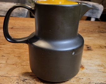 Cafetière vintage Melita, Allemagne. Cafetière en céramique des années 1970. Brun foncé avec couvercle jaune moutarde. Hauteur 17 cm.