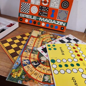 Scatola da gioco d'epoca. Anni '70. Vari giochi tra cui Snakes and Ladders, Ludo, dama.