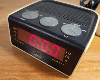 Vintage alarm clock, radio alarm clock, radio alarm clock, digital clock radio, Xiron.