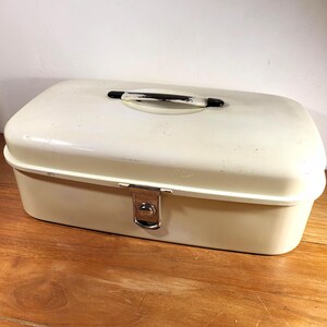 Vintage bread bin, bread box, bread tray, decorative, enameled metal, cream, 1960s. In beautiful vintage condition.