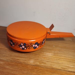 Retro asbak, jaren 60. Brabantia metalen asverzamelaar. Asbak met deksel in oranje uitvoering.