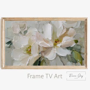 Könnte beinhalten: Gerahmtes Ölgemälde mit großen, strukturierten weißen und cremefarbenen Blumen mit grünen Blättern. Das Kunstwerk hat einen hellen, neutralen Hintergrund und ist in einem hellbraunen Holzrahmen gefasst. Der Text "Frame TV Art" und "Frame Joy Studio" sind sichtbar.