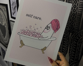 Puede incluir: Una impresión con un personaje de dibujos animados en una bañera con burbujas rosas y una toalla rosa en la cabeza. Las palabras "self care" están impresas encima de la ilustración. La impresión tiene un borde rosa.