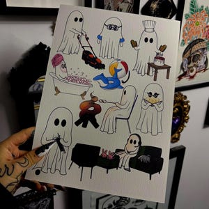 Könnte beinhalten: Eine skurrile Illustration von Cartoon-Geistern in verschiedenen Szenarien. Ein Geist mäht den Rasen, ein anderer trägt eine Sonnenbrille und ein dritter backt einen Kuchen. Weitere Geister sind in einer Badewanne, auf einem Sofa und beim Stricken zu sehen.