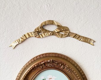 Vintage 15” Brass Ribbon Bow Wall Decor / Pediment – Hollywood Regency Style